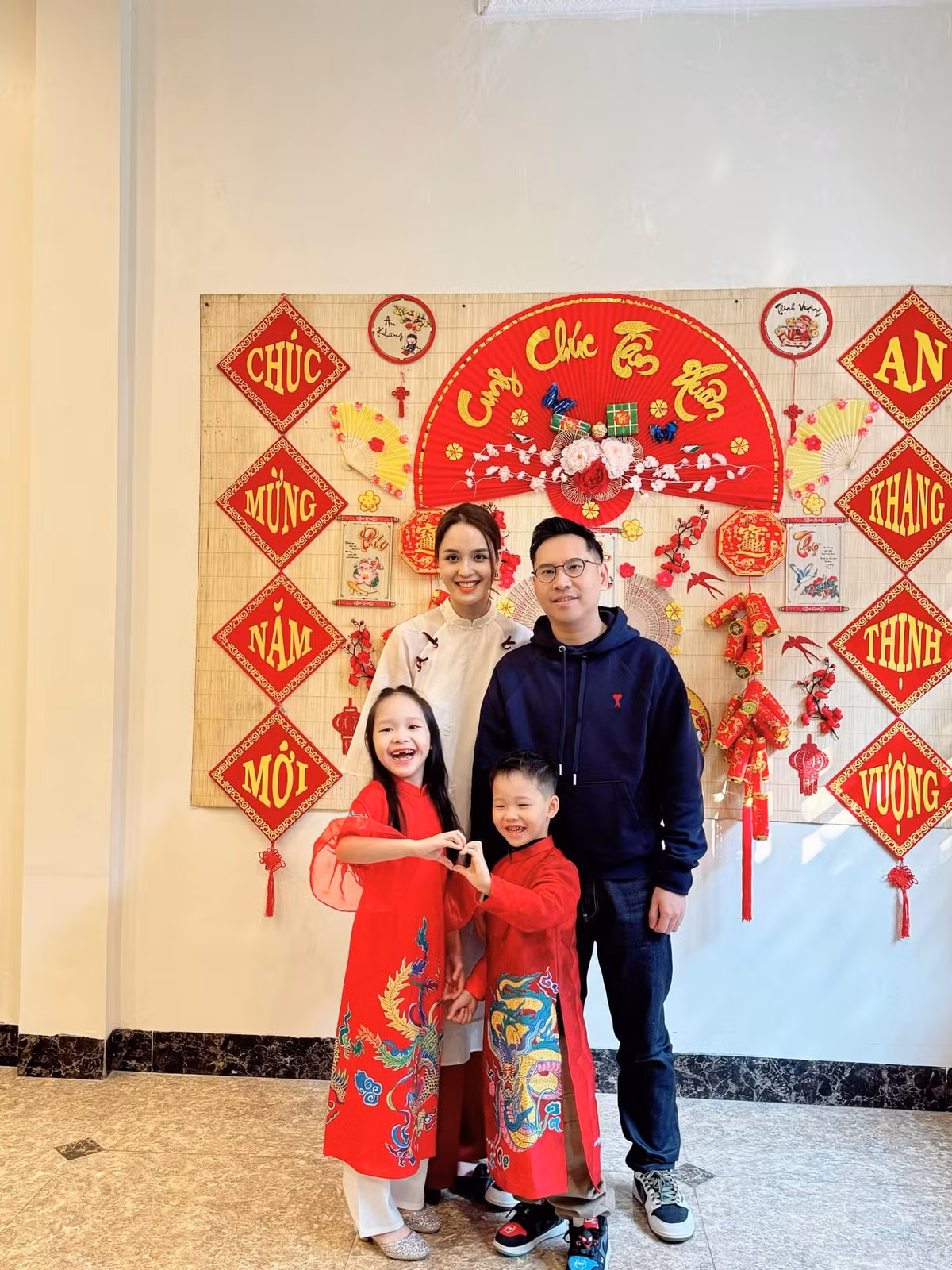 Á hậu Hoàng Anh và các con mặc áo dài khi đi chúc Tết ông bà.