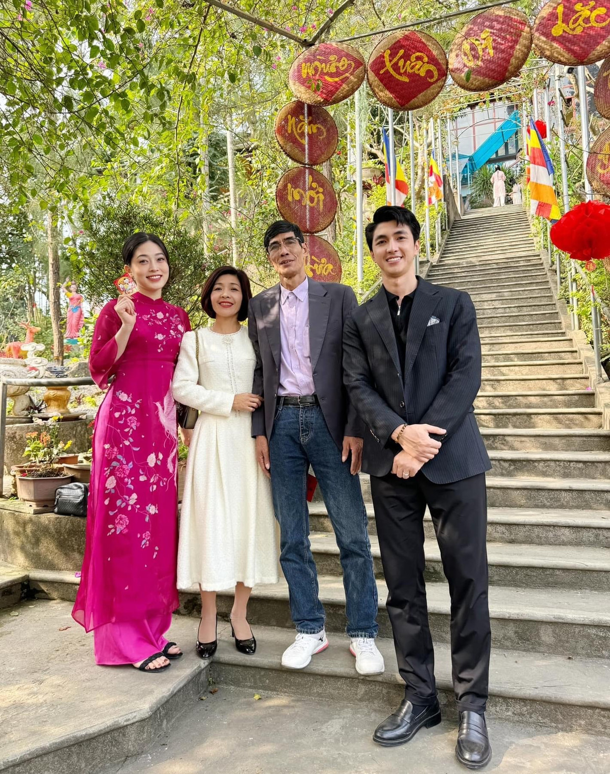 Á hậu Phương Nga và chồng - diễn viên Bình An đi du xuân trong ngày Mùng 2 Tết.