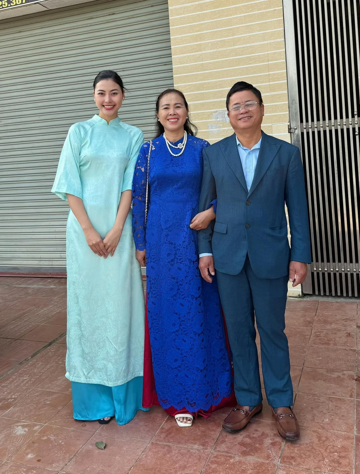 Hai chị em Á hậu Đào Hà, Đào Hiền diện áo dài đi chúc Tết người thân.