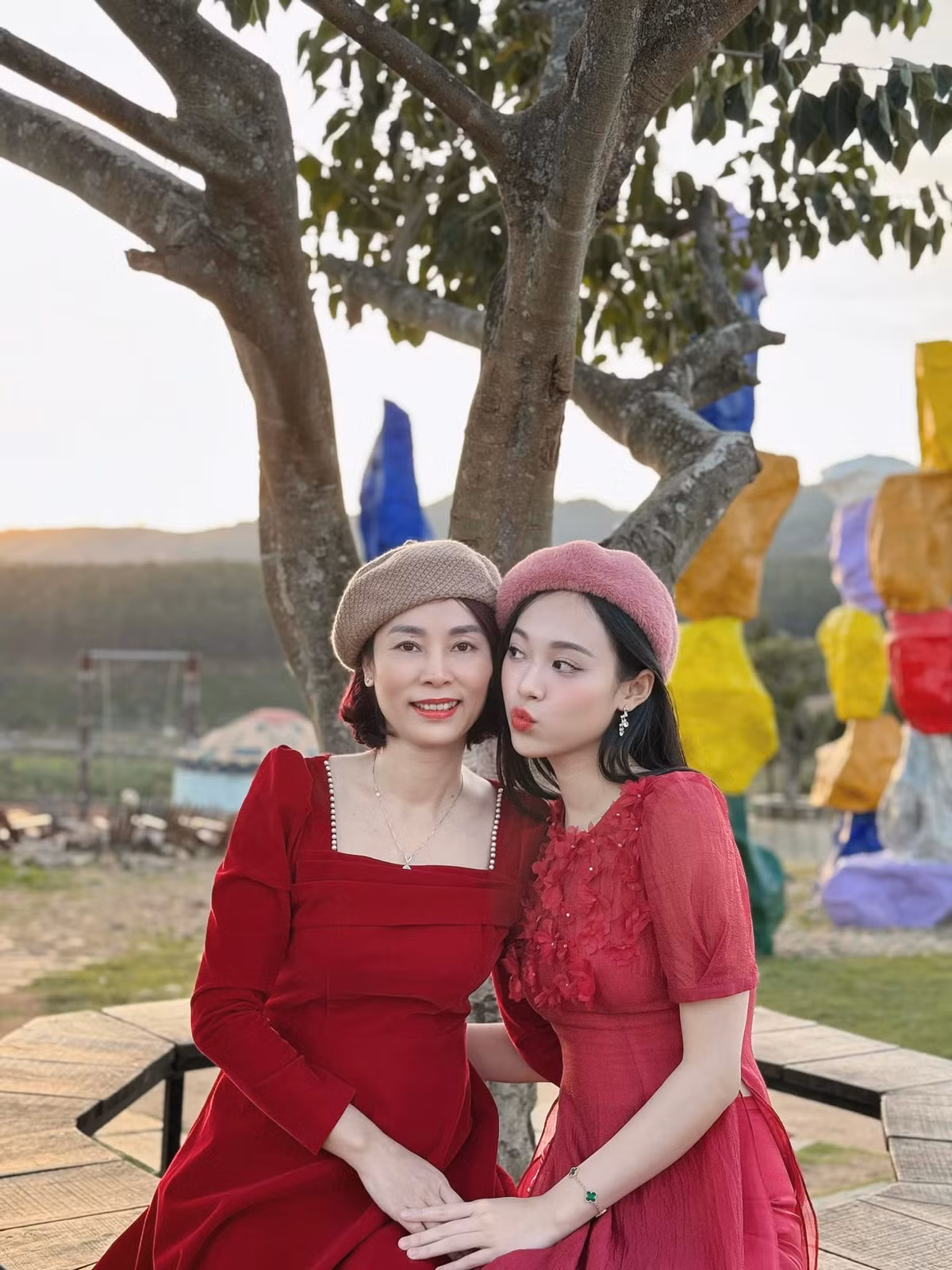 Á hậu Trịnh Thùy Linh và mẹ mặc áo dài đôi tông màu đỏ trong ngày Tết.