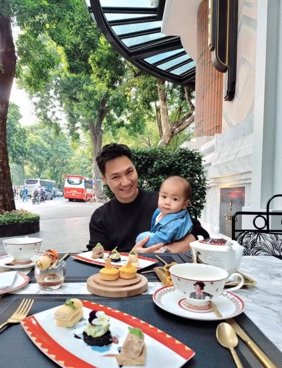 Manh Truong khoe khoanh khac lay loi ben quy tu-Hinh-2