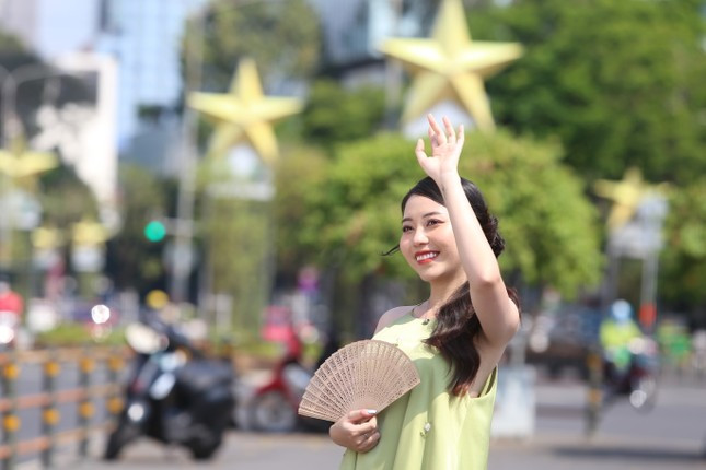 Bạn trẻ rạng rỡ trước cảnh sắc đẹp chào đón Tết.