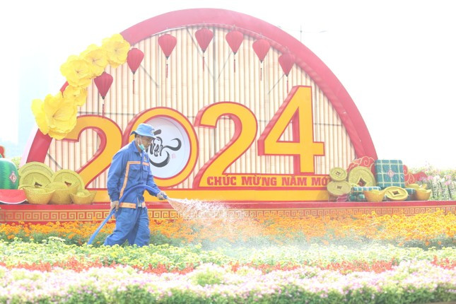 Những ngày cuối năm 2023, nhiều công trình, tiểu cảnh ở TPHCM đang được khẩn trương hoàn thiện để chào đón Tết Dương lịch 2024 và Tết Nguyên đán Giáp Thìn.