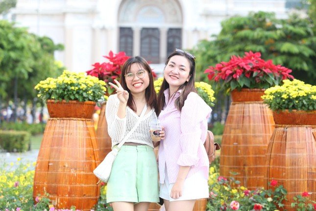 Sáng cuối tuần, tranh thủ những ngày nghỉ lễ, Thùy Trinh (bên trái) cùng cô bạn Thùy Hương tranh thủ chụp ảnh lưu lại hương sắc xuân sau khi xem hòa nhạc ở Nhà hát Thành phố.