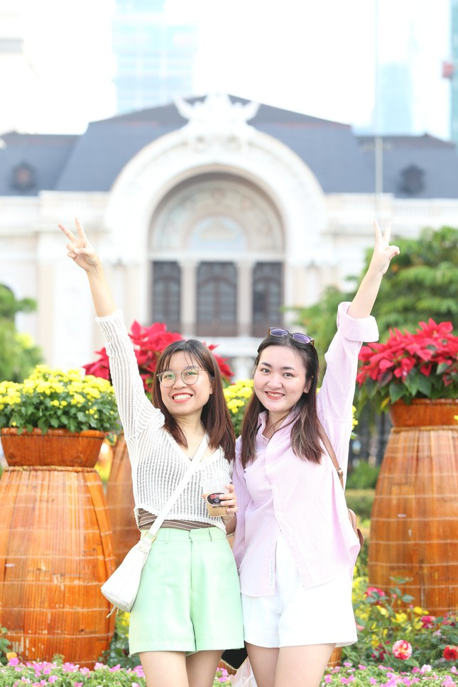 "Tụi mình lên kế hoạch đi nghe nhạc nhưng tình cờ thấy không gian này đẹp nên đến chụp hình luôn", đôi bạn chia sẻ.