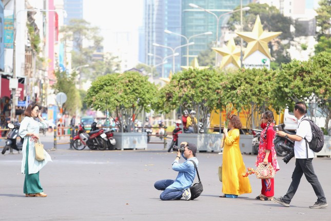 Một điểm đến khác cũng luôn hút khách là chợ Bến Thành. Thời điểm này, nhiều người cũng tìm đến để chụp bộ ảnh kỷ niệm mùa Tết 2024.