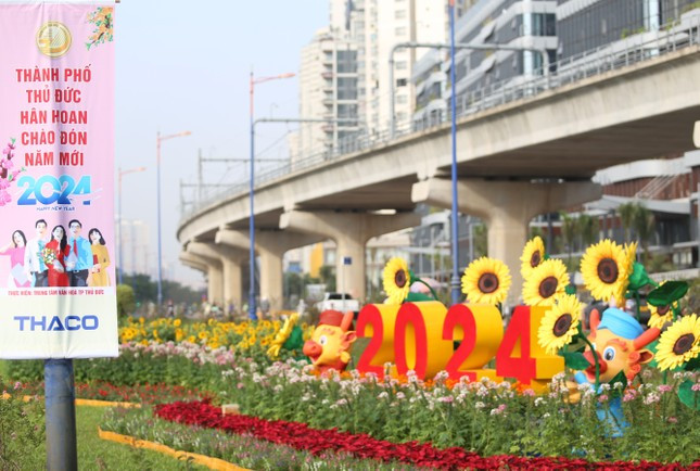Một tiểu cảnh ấn tượng vừa được hoàn thành trên tuyến đường Võ Nguyên Giáp (đoạn qua TP Thủ Đức) với những đóa hoa hướng dương gắn với biểu tượng thân thiện của thành phố trẻ này. Ảnh: Ngô Tùng