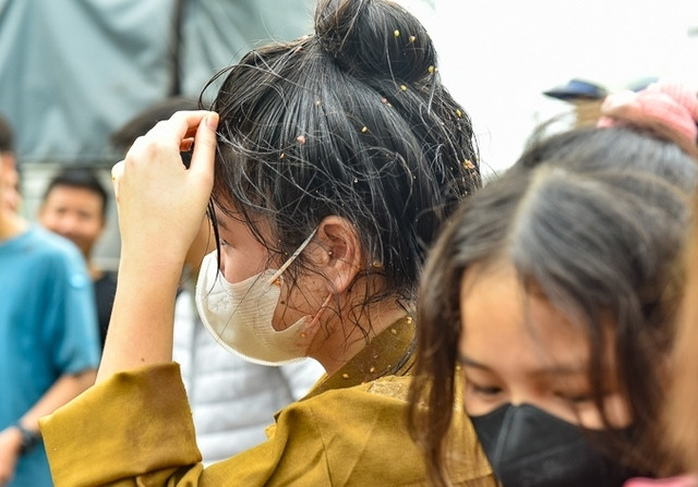 La lung phien cho nem ca chua len nguoi nhau de cau may-Hinh-5