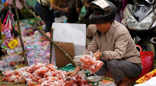 La lung phien cho nem ca chua len nguoi nhau de cau may-Hinh-3