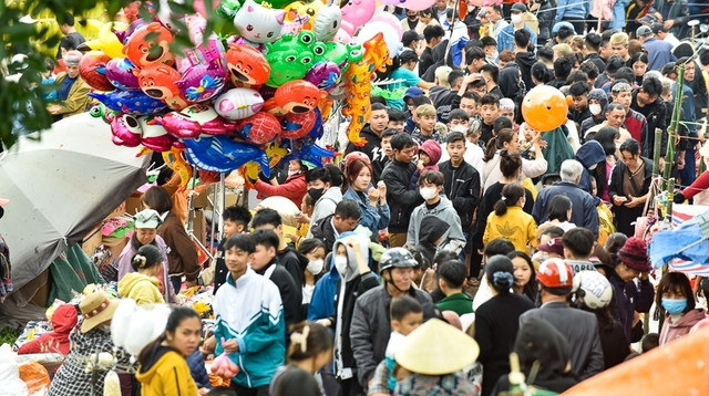 La lung phien cho nem ca chua len nguoi nhau de cau may-Hinh-2