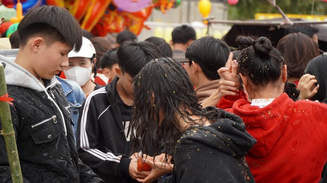 La lung phien cho nem ca chua len nguoi nhau de cau may-Hinh-6