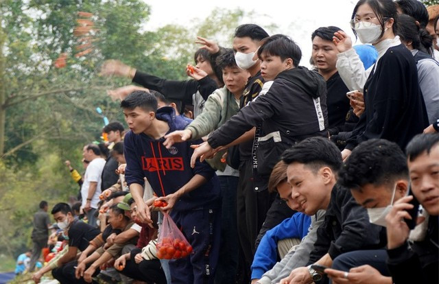 La lung phien cho nem ca chua len nguoi nhau de cau may-Hinh-4