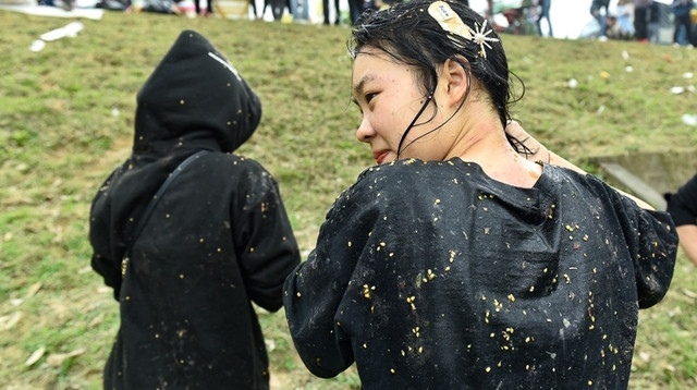 La lung phien cho nem ca chua len nguoi nhau de cau may-Hinh-7