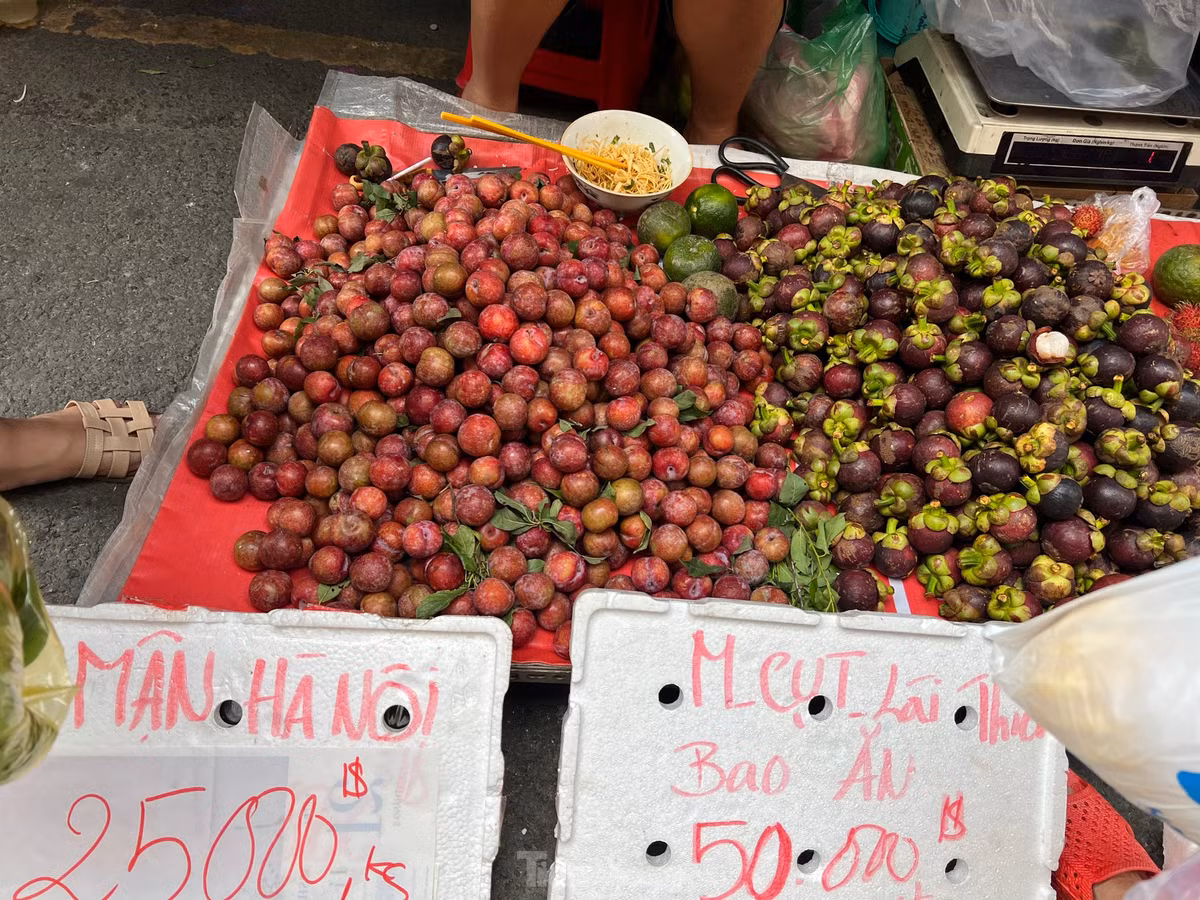 Theo nhiều người kinh doanh trái cây, họ được thương lái giao mối từ nhà vườn đến người bán lẻ trực tiếp chứ không lấy hàng từ chợ đầu mối. Trong khi vài năm trước đó, mận hậu vẫn về chợ đầu mối hàng tấn mỗi mùa.