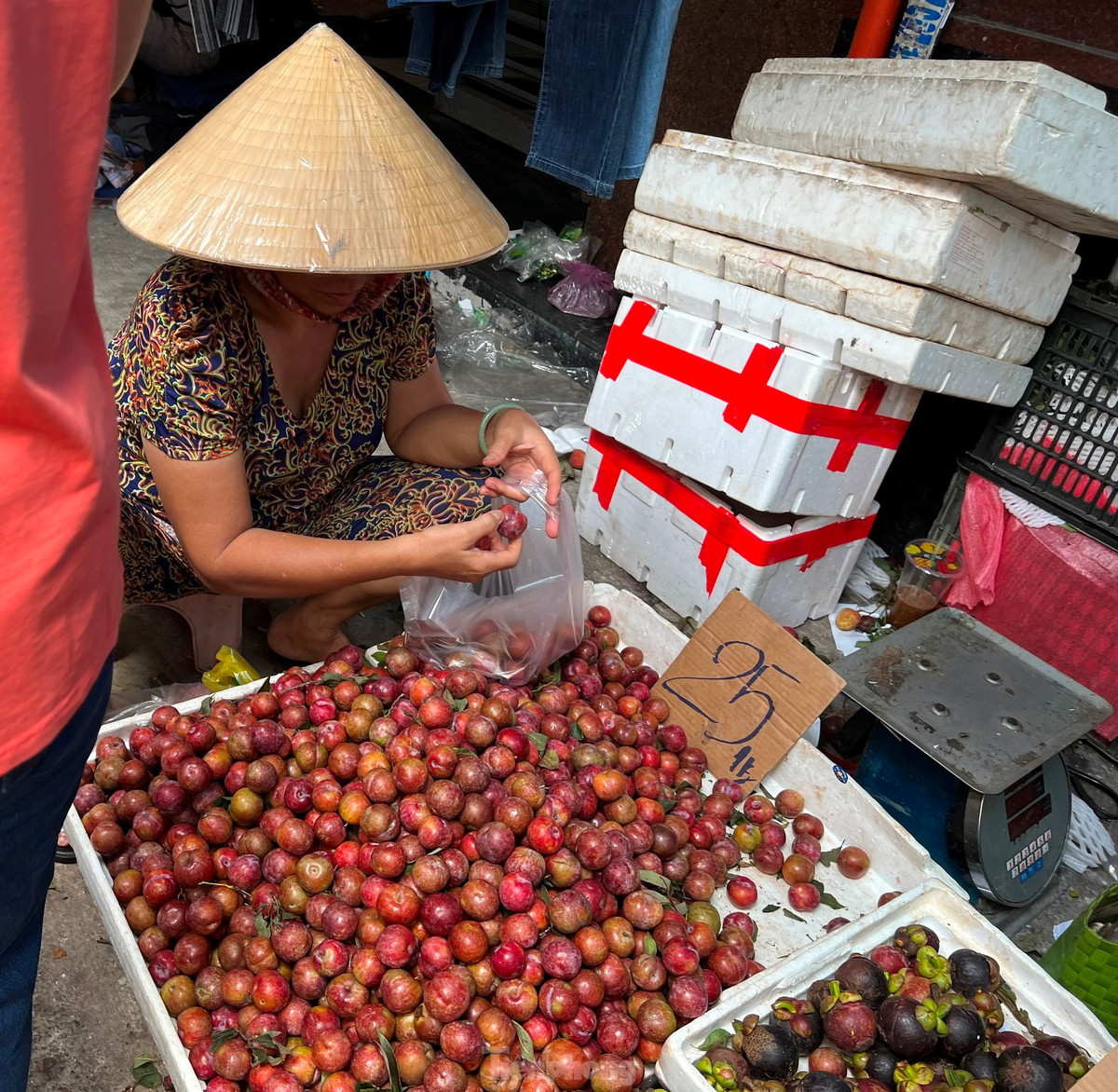 Tại chợ Bàn Cờ (quận 3), mận khá to nhưng giá rẻ hơn, chỉ 25.000 đồng/kg. "So với năm ngoái, mận hậu năm nay có giá rẻ hơn rất nhiều. Tuy nhiên, do loại quả này vẫn có vị chát, có khi còn đăng đắng nên nhiều khách không thích" - chị Hoa, bán trái cây cho hay.