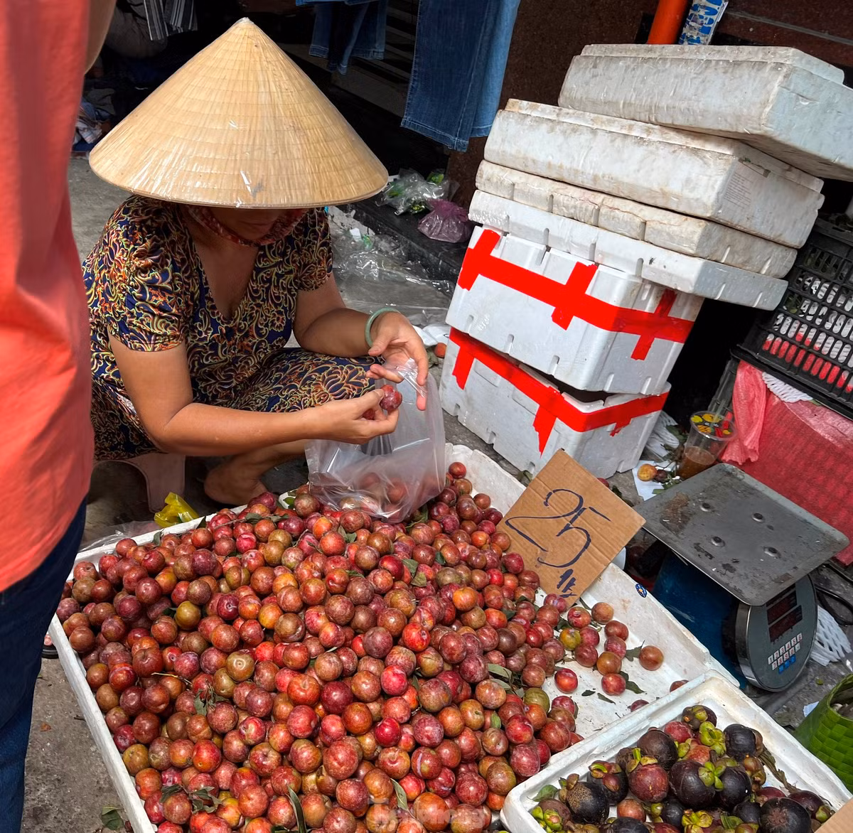 Tại chợ Bàn Cờ (quận 3), mận khá to nhưng giá rẻ hơn, chỉ 25.000 đồng/kg. "So với năm ngoái, mận hậu năm nay có giá rẻ hơn rất nhiều. Tuy nhiên, do loại quả này vẫn có vị chát, có khi còn đăng đắng nên nhiều khách không thích" - chị Hoa, bán trái cây cho hay.