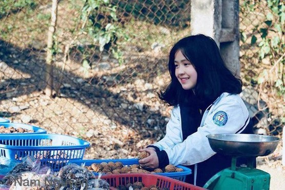 Nhan sac trong veo cua co be ban le Ha Giang