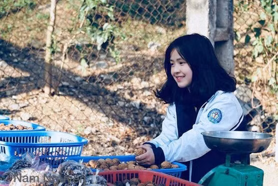 Nhan sac trong veo cua co be ban le Ha Giang