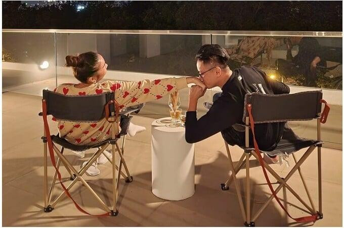 Nhạc trưởng Trần Nhật Minh thu hút Thanh Hằng bởi sự điềm đạm, tinh tế ngay lần đầu gặp gỡ. Khi đã về chung nhà, dù bận rộn nhưng ông xã Thanh Hằng luôn sắp xếp dành thời gian bên vợ, làm những điều khiến cô bất ngờ hâm nóng tình yêu. "Hôm qua, vô tình tìm được áo in hình mình của FC cái ông đòi mặc ra đường luôn. Muốn làm trưởng FC tui hả trời", siêu mẫu họ Phạm thích thú.