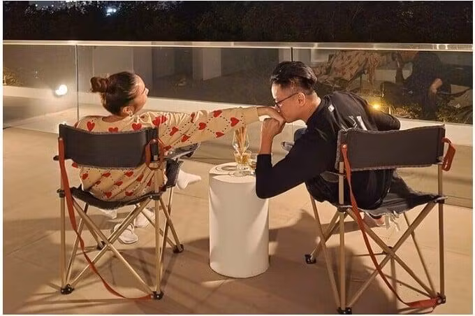 Nhạc trưởng Trần Nhật Minh thu hút Thanh Hằng bởi sự điềm đạm, tinh tế ngay lần đầu gặp gỡ. Khi đã về chung nhà, dù bận rộn nhưng ông xã Thanh Hằng luôn sắp xếp dành thời gian bên vợ, làm những điều khiến cô bất ngờ hâm nóng tình yêu. "Hôm qua, vô tình tìm được áo in hình mình của FC cái ông đòi mặc ra đường luôn. Muốn làm trưởng FC tui hả trời", siêu mẫu họ Phạm thích thú.