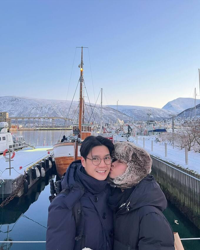 Nữ diễn viên cho biết từ khi kết hôn, cô thực sự sống trọn vẹn cuộc sống của chính mình. Thay vì vùi đầu vào công việc như trước, "đả nữ" đã biết dành thời gian cho bản thân và gia đình. Người đẹp thừa nhận Huy Trần là người đã thay đổi cô nhiều thứ.