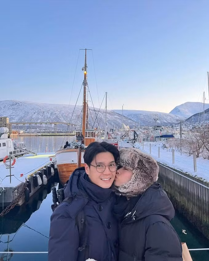 Nữ diễn viên cho biết từ khi kết hôn, cô thực sự sống trọn vẹn cuộc sống của chính mình. Thay vì vùi đầu vào công việc như trước, "đả nữ" đã biết dành thời gian cho bản thân và gia đình. Người đẹp thừa nhận Huy Trần là người đã thay đổi cô nhiều thứ.