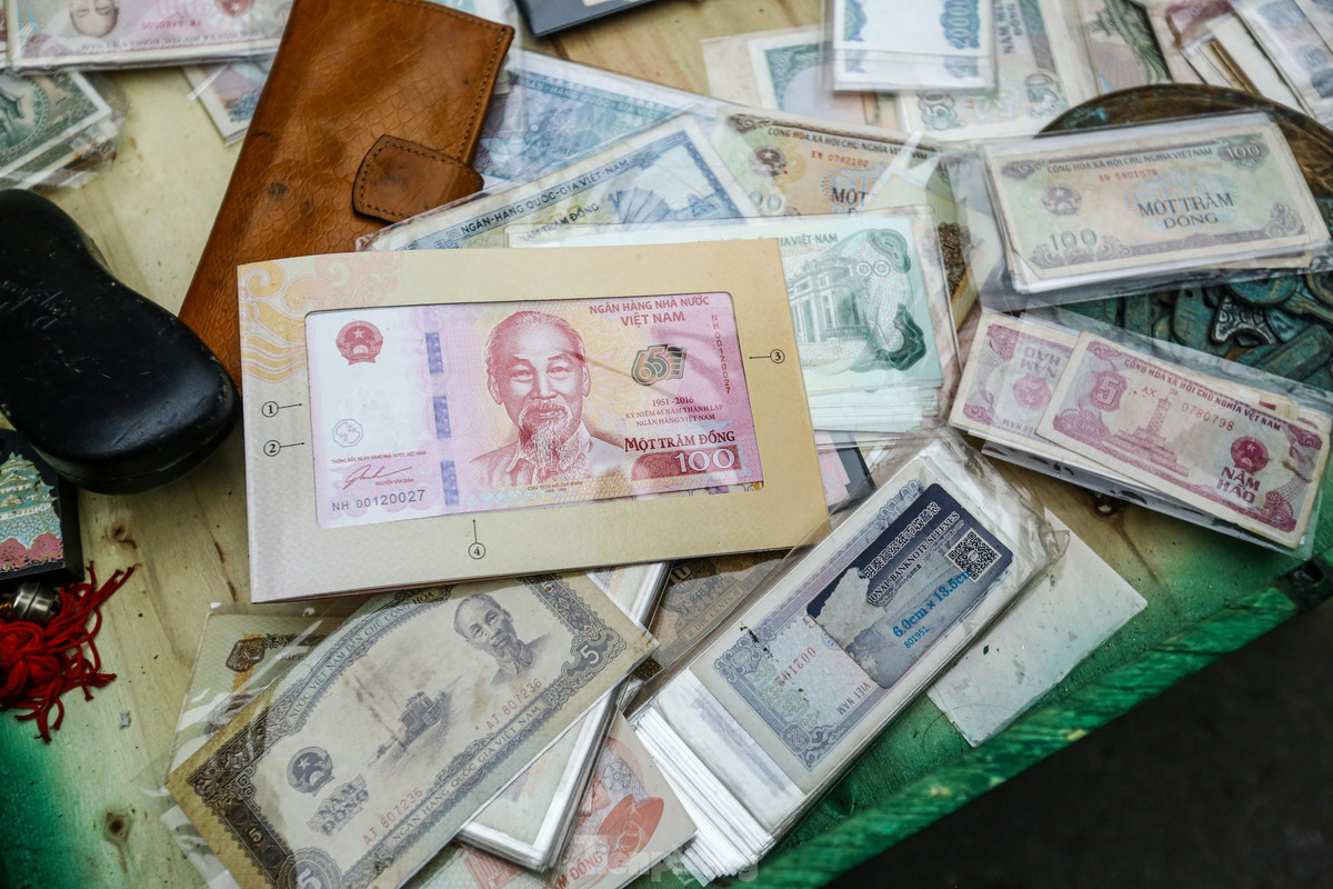 Tiền giấy cotton của Việt Nam với nhiều mệnh giá được người tiêu dùng xem nhiều nhất tại chợ "đồ cổ".