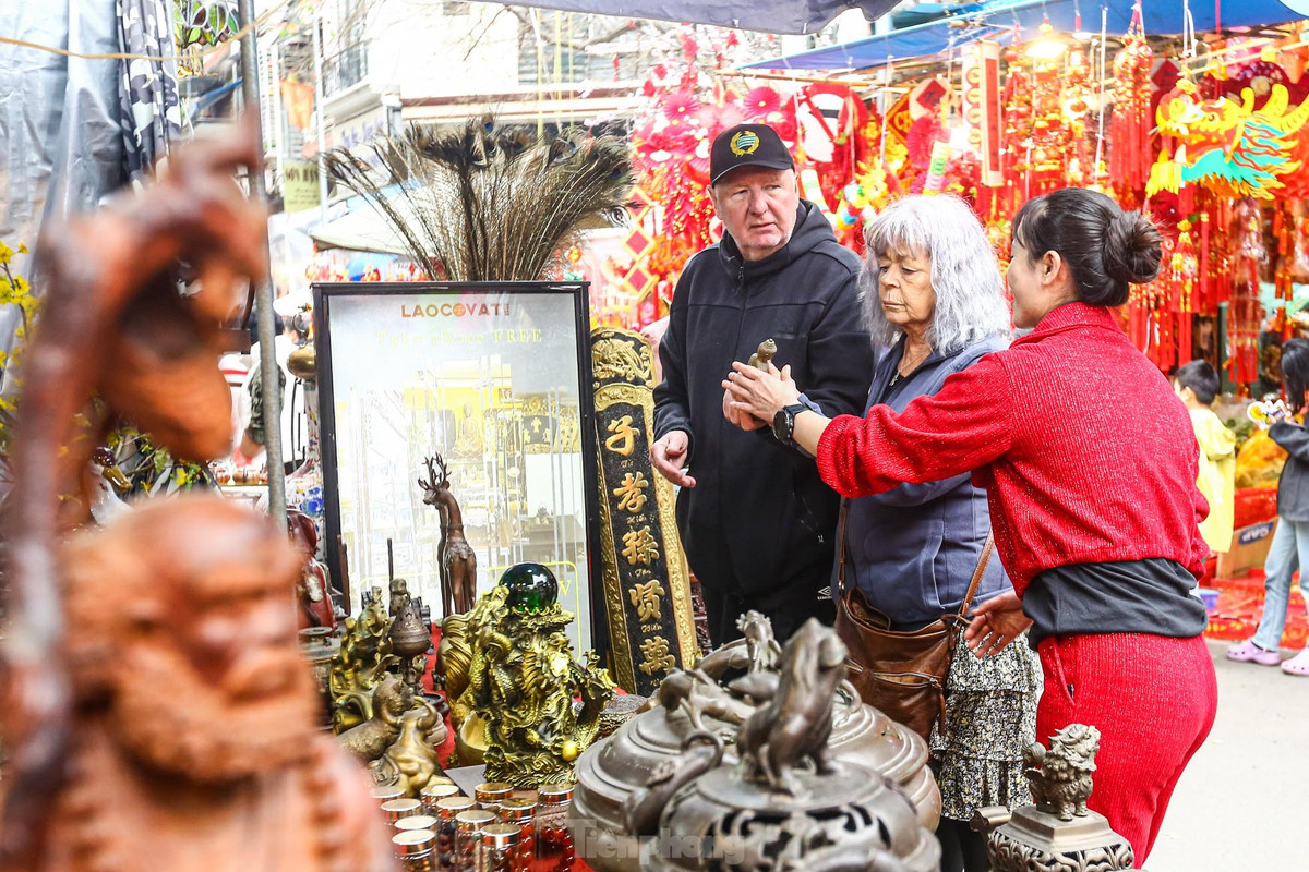 Những món đồ kèm theo câu chuyện thu hút khách tây.