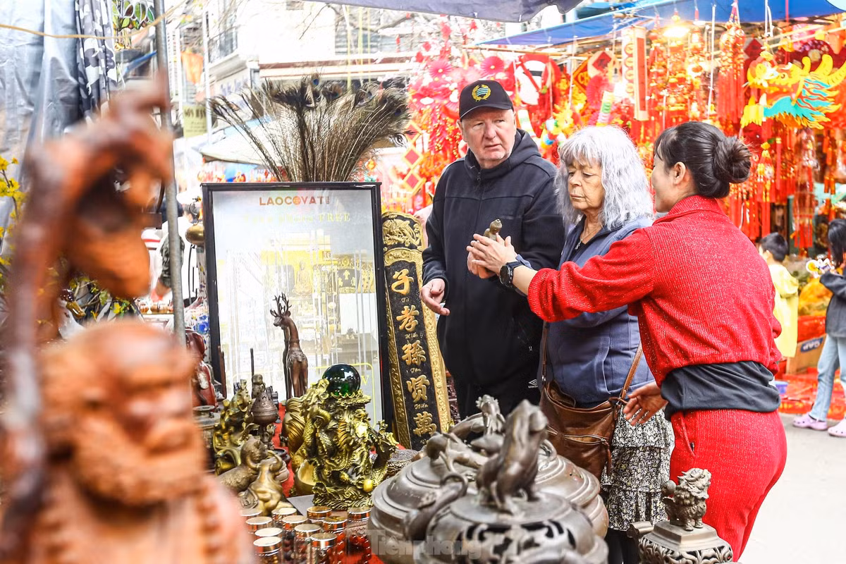 Những món đồ kèm theo câu chuyện thu hút khách tây.