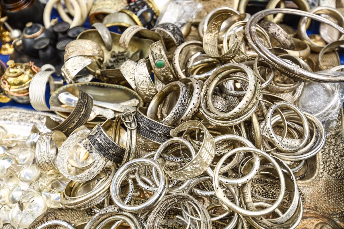 Những chiếc vòng bạc cũ kỹ được người Hà thành dùng trong ngày Tết xưa.