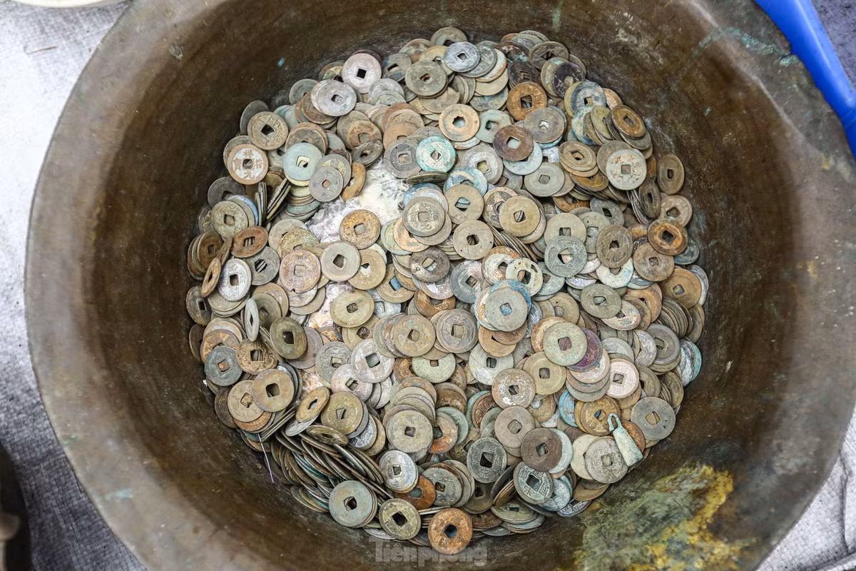 Đồng xu cổ với nhiều hình dạng, giá trị khác nhau.