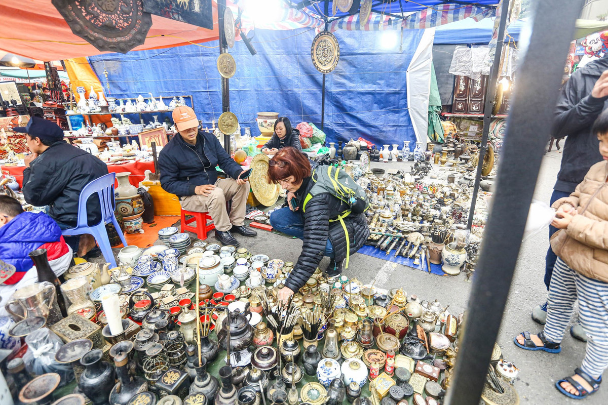Hàng nghìn món đồ được bày bán khiến cho khu chợ mỗi năm chỉ họp một lần này lúc nào cũng tấp nập người dừng chân.