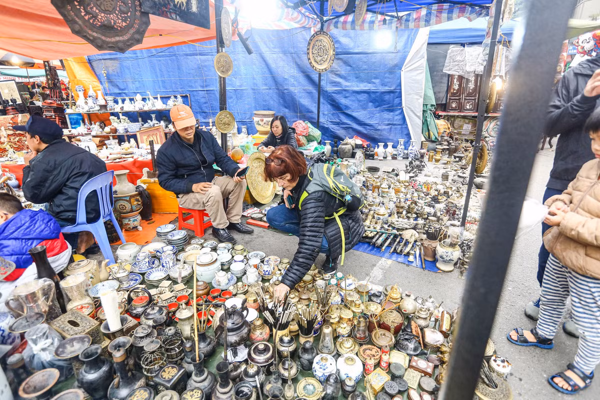Hàng nghìn món đồ được bày bán khiến cho khu chợ mỗi năm chỉ họp một lần này lúc nào cũng tấp nập người dừng chân.