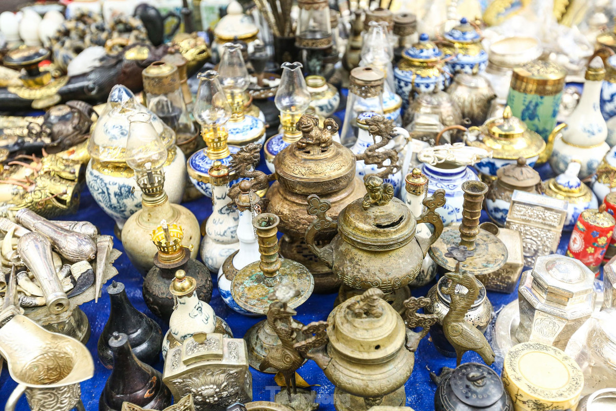 Theo những người bán hàng ở đây, có những món đồ xưa chỉ bày ra để mọi người chiêm ngưỡng chứ không bán.