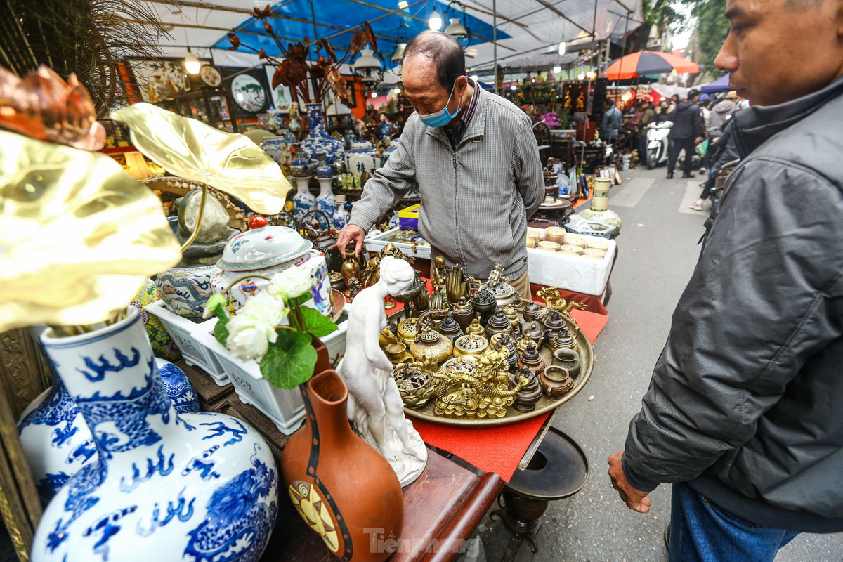 Chợ "đồ cổ" này mỗi năm chỉ họp một lần vào dịp giáp Tết, bày bán đồ cũ, đồ giả cổ, đồ xưa, sản phẩm thủ công mỹ nghệ, sản phẩm làng nghề truyền thống.