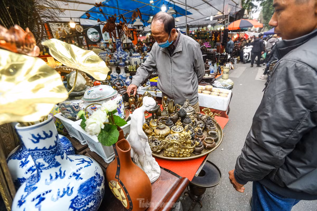 Chợ "đồ cổ" này mỗi năm chỉ họp một lần vào dịp giáp Tết, bày bán đồ cũ, đồ giả cổ, đồ xưa, sản phẩm thủ công mỹ nghệ, sản phẩm làng nghề truyền thống.