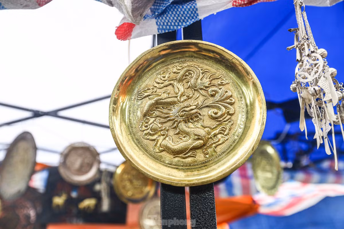 Chiếc đĩa mạ vàng với hình rồng uốn lượn được trưng bày không bán.