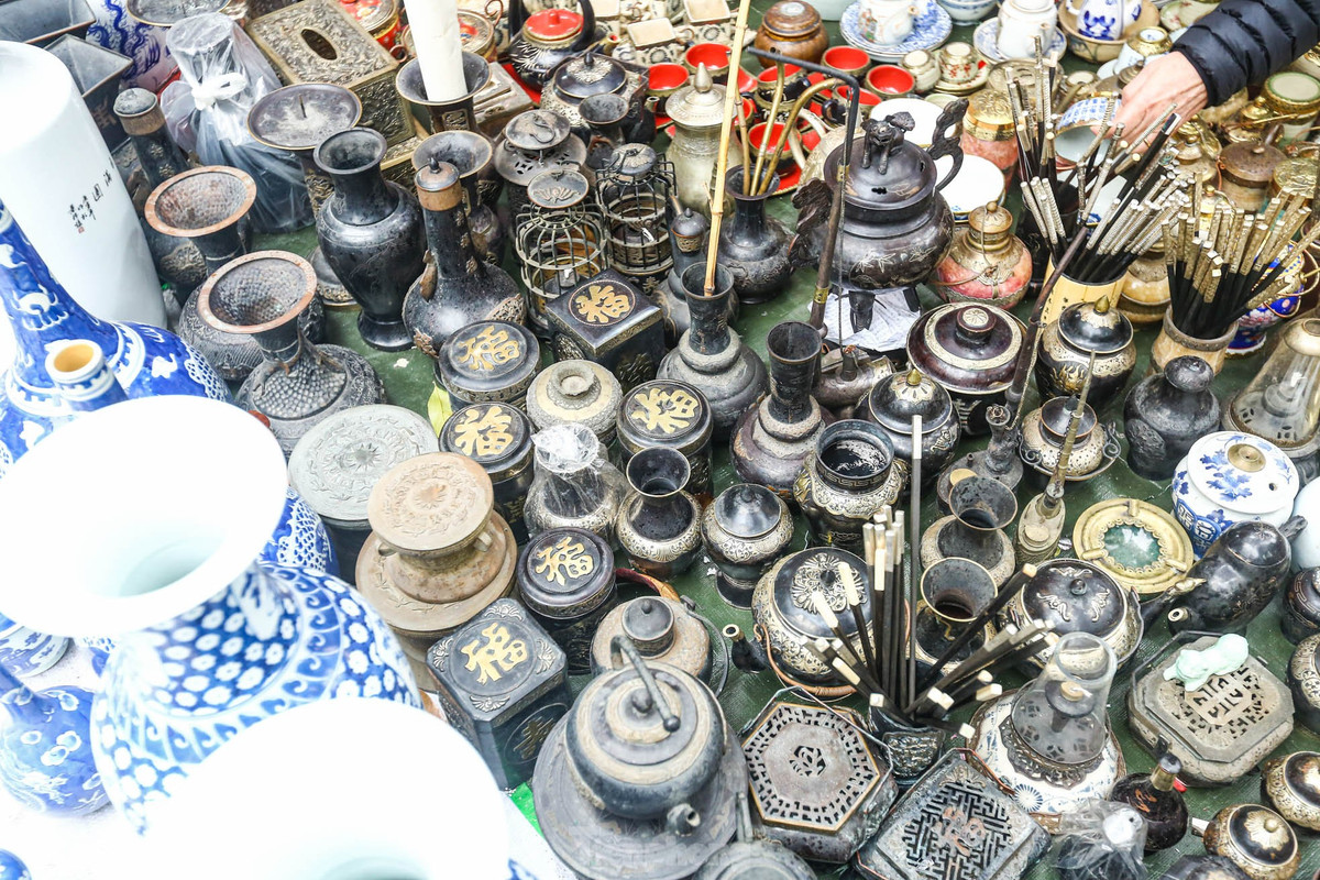 Phiên chợ không chỉ là nơi mua bán mà đã trở thành nơi giao lưu văn hóa của những người sưu tầm đồ cổ.