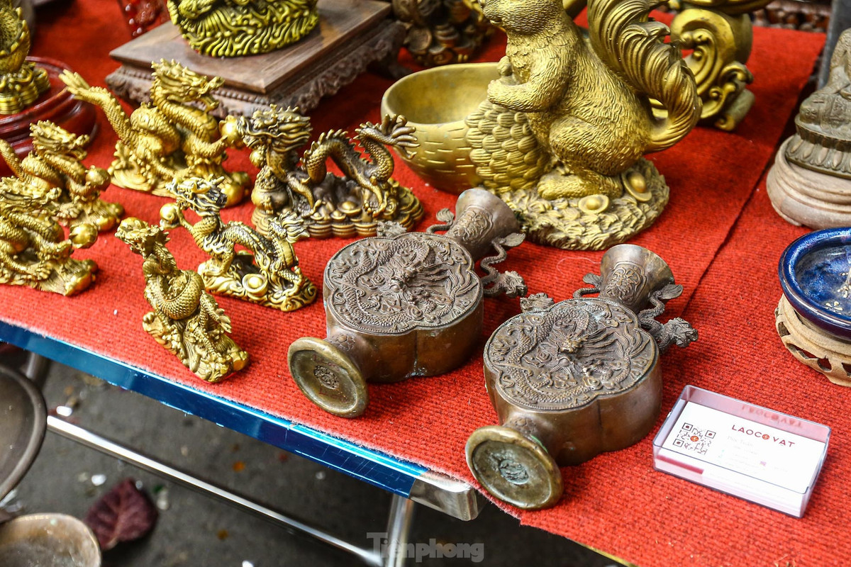Những món đồ mỹ nghệ chỉ xuất hiện trong phiên đồ cổ kỳ lạ nhất đất Hà thành.