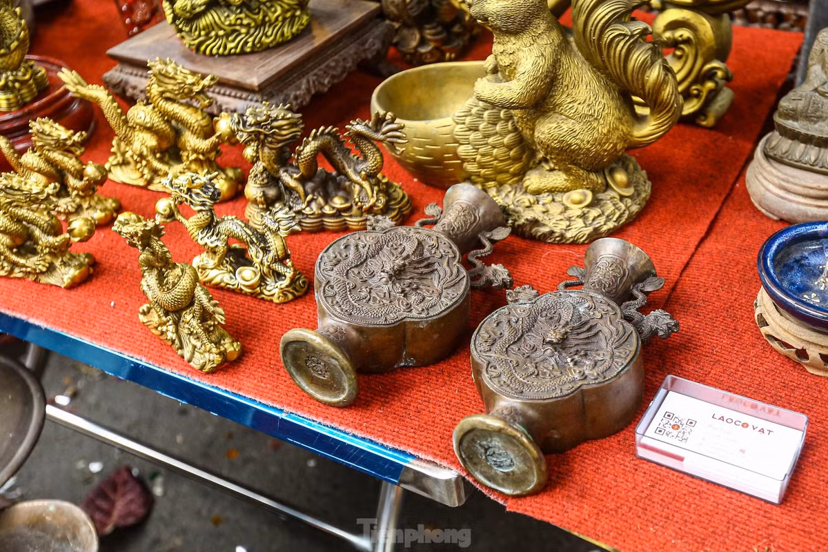 Những món đồ mỹ nghệ chỉ xuất hiện trong phiên đồ cổ kỳ lạ nhất đất Hà thành.