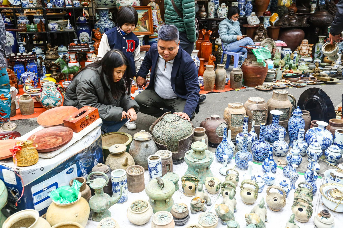 Các món đồ được trưng bày ở chợ đều có tuổi đời lâu năm, mang tính hoài niệm và có giá trị cao.