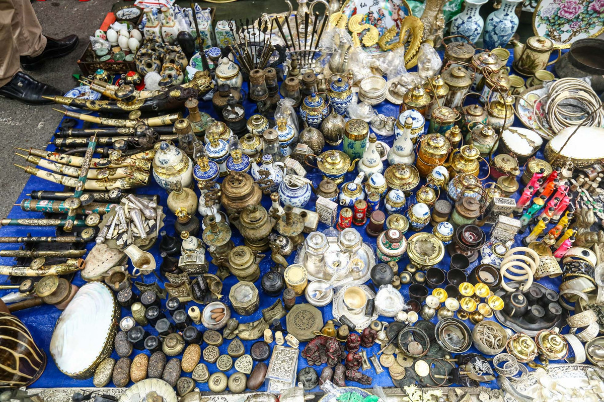 Đa dạng các mặt hàng cổ được tiểu thương sưu tầm bày bán.