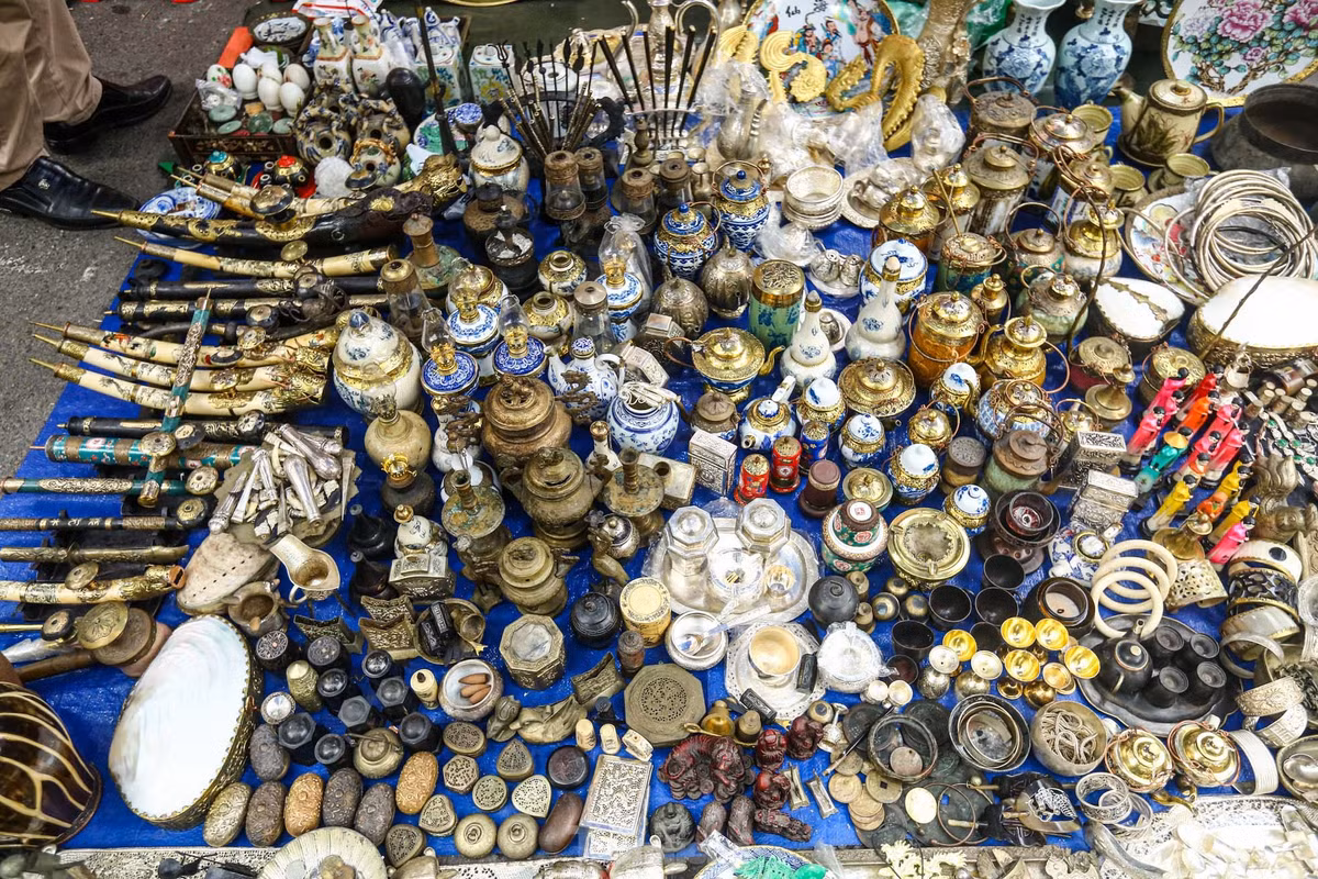 Đa dạng các mặt hàng cổ được tiểu thương sưu tầm bày bán.