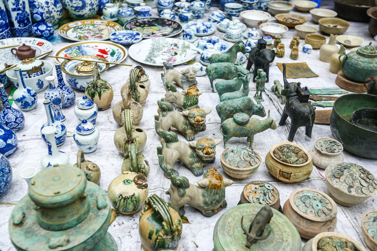 Những chiếc bình cổ với nhiều họa tiết, hoa văn.