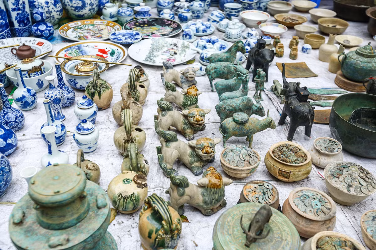 Những chiếc bình cổ với nhiều họa tiết, hoa văn.