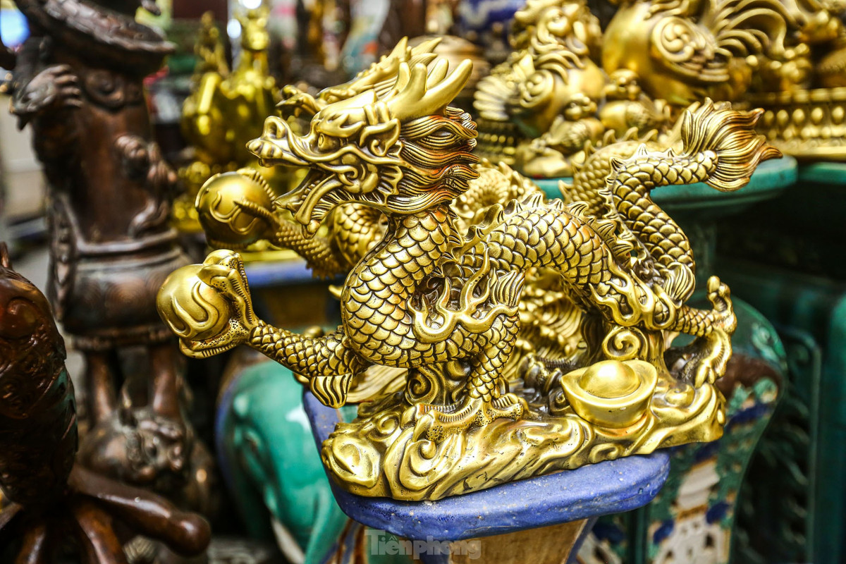 Những món đồ hình linh vật rồng được săn đón nhiều tại phiên chợ.