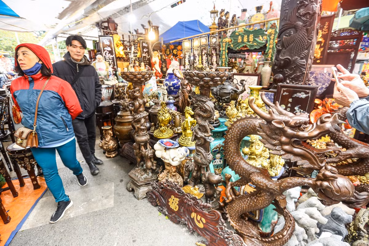  Chợ hoa Tết truyền thống nằm trên các tuyến phố: Hàng Lược, Hàng Khoai, Hàng Rươi, Hàng Mã và tuyến phố bích họa Phùng Hưng (đoạn từ phố Lê Văn Linh tới Hàng Cót) thuộc không gian khu Phố cổ Hà Nội. Ngoài hoa tươi, hoa đào, quất, đồ trang trí v.v.., trong lòng chợ hoa Tết, còn có "phiên chợ" khá thu hút du khách: Chợ "đồ cổ".