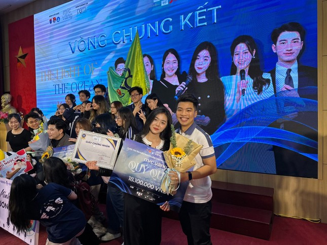 Nu sinh chinh phuc giai Quy quan cuoc thi Mic vang 2024-Hinh-5