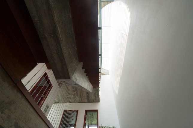 Nhà hướng nam vốn đã rất tốt khi nằm ở thế đầy vượng khí, giờ đây lại được tiếp thêm nhựa sống từ giếng trời. Ánh sáng len lỏi vào từng ngóc ngách không gian.