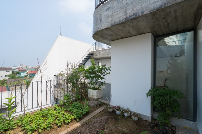 Phía bắc ngôi nhà nằm trong khu đất quanh co, không tốt về phong thủy. Giải pháp là “phong tỏa” ngôi nhà bằng bức tường cao và thêm sân vườn. Nhờ đó, thiết kế tạo ra một không gian yên tĩnh, riêng tư cho gia chủ, đồng thời tránh được gió lạnh vào mùa đông.